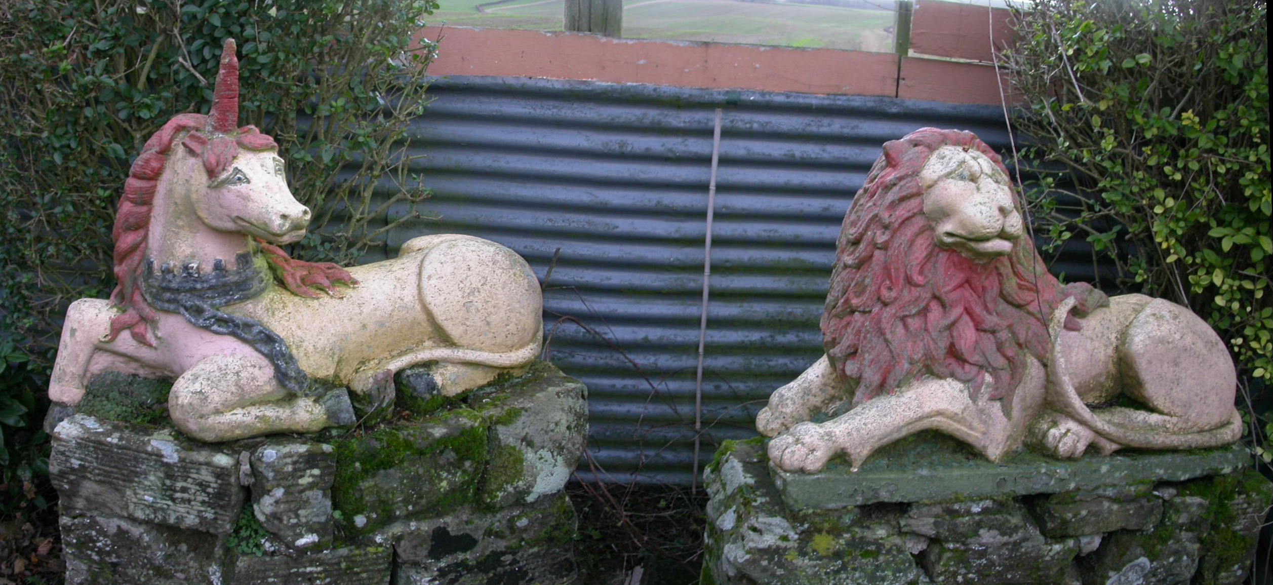 Statues of two heraldic beasts, the unicorn of Scotland and the Lion of England